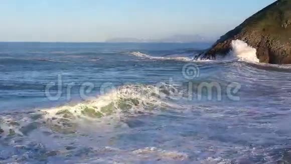 海湾里的巨浪视频的预览图