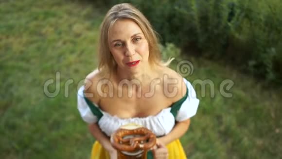 一个穿着巴伐利亚服装的女孩在啤酒节分享她的印象告诉抱怨在一个视频的预览图
