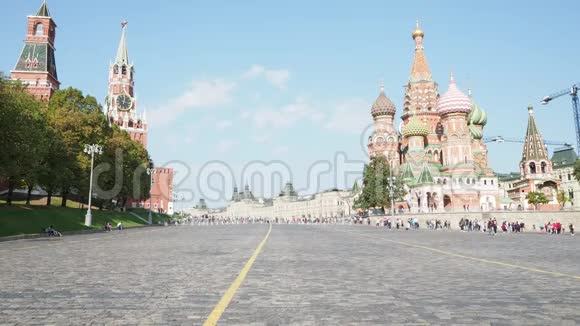 莫斯科红场的克里姆林宫大厦和波克洛夫斯基大教堂视频的预览图