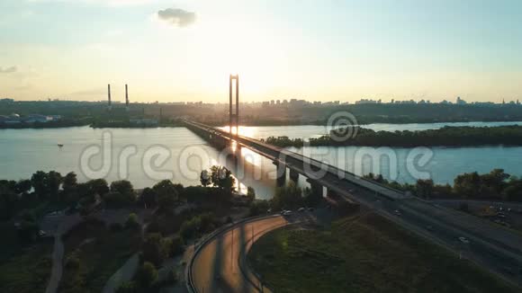 空中无人机镜头日落时分飞往基辅南桥视频的预览图