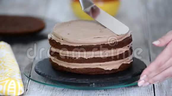 巧克力海绵蛋糕加奶油在糖果店准备蛋糕假期的食物视频的预览图