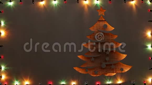 圣诞树形状环绕着五颜六色的圣诞灯架复制空间视频的预览图