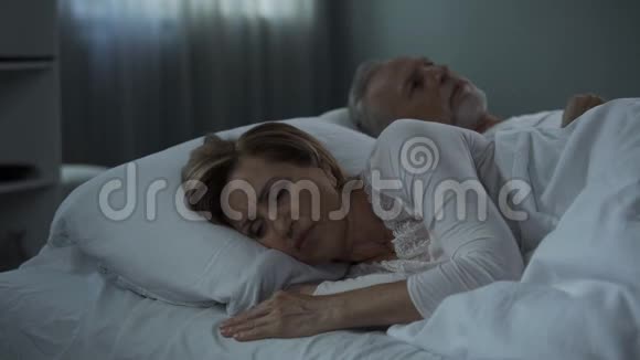 退休夫妇躺在床上醒着女人背对男人误会视频的预览图