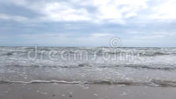 傍晚海水沙滩海浪视频的预览图