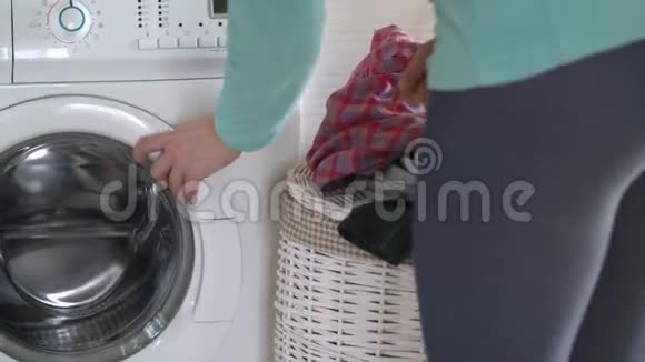 女人把衣服装在洗衣机里视频的预览图