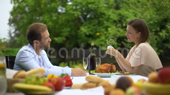 夫妻吃饭时的谈话丈夫称赞妻子的烹饪天赋视频的预览图