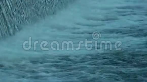 流经大坝的水流瀑布视频的预览图