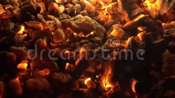 热煤烤架4K的特写视频的预览图