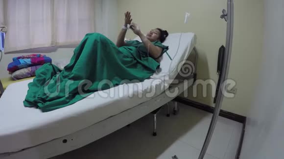 女性病人用酒精消毒双手视频的预览图