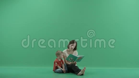 年轻女子正在给孩子们读一本书视频的预览图