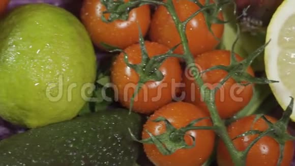 新鲜蔬菜和水果的顶部镜头出现在灰色厨房台面上视频的预览图