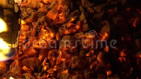 热煤烤架4K的特写视频的预览图