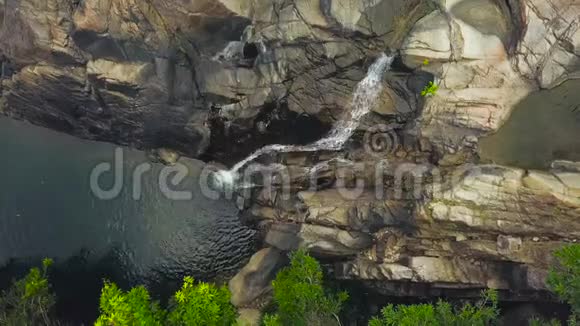山瀑涧河流淌丛林鸟瞰无人驾驶飞机飞越洛矶山脉视频的预览图