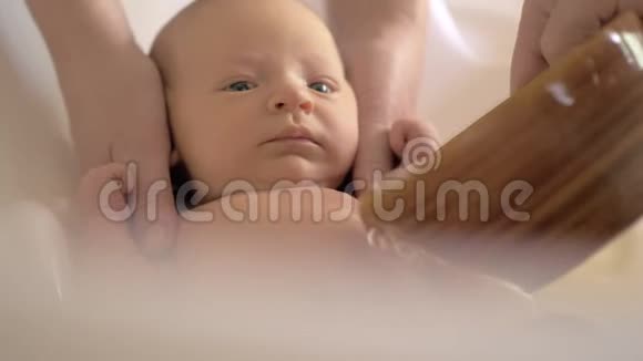 新生儿沐浴时间视频的预览图