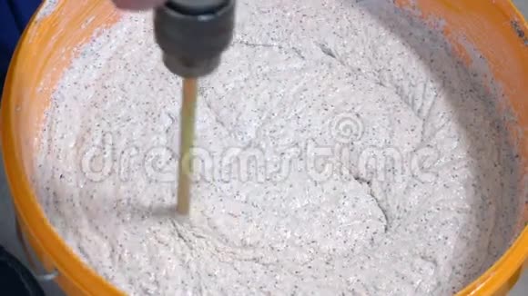 搅拌石膏溶液视频的预览图