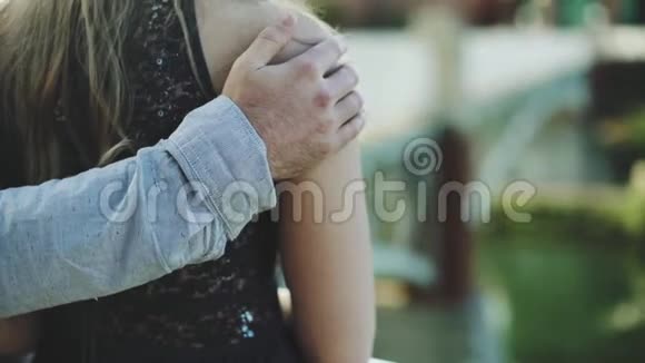 特写皱了皱的手爷爷抱着妻子肩膀在户外视频的预览图