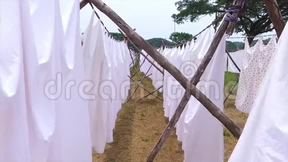 特写衣服挂在自制的洗涤线上视频的预览图