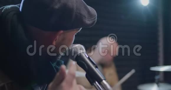 音乐家用手指拍打节奏视频的预览图