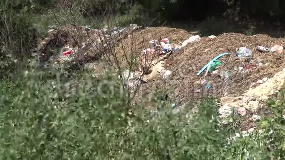 塑料聚乙烯和玻璃垃圾在野外环境污染环境灾难视频的预览图