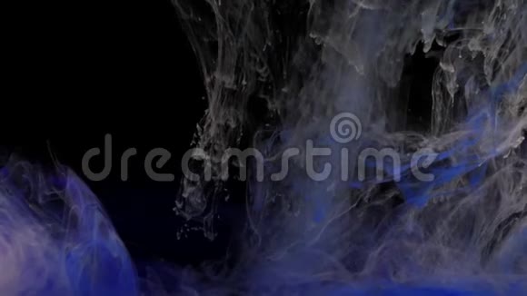 深蓝色墨水在水中用高速相机拍摄油漆掉落反应形成抽象的云层视频的预览图
