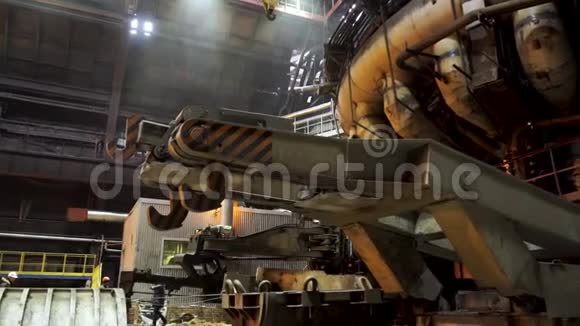 紧为大钩的冶金溜槽在工厂重工理念冶金机制视频的预览图