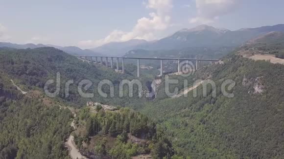 意大利莱诺卡斯特洛山谷的4k平底飞机山顶桥视频的预览图