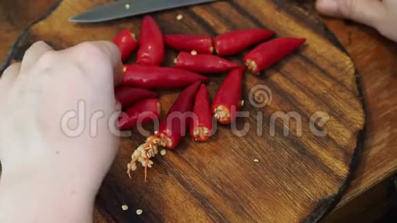 去除小辣椒中的种子视频的预览图