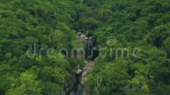 热带森林空中景观带瀑布的落基河热带雨林中的山瀑布和石河视频的预览图