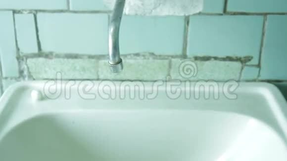 旧浴室里的起重机视频的预览图