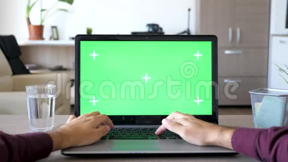 在带有绿色屏幕的笔记本电脑上打字的POV模拟视频的预览图