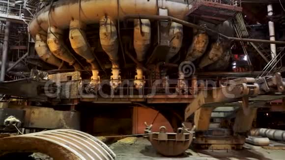 工业工厂设备带多管重工理念巨大的机器站在室内视频的预览图