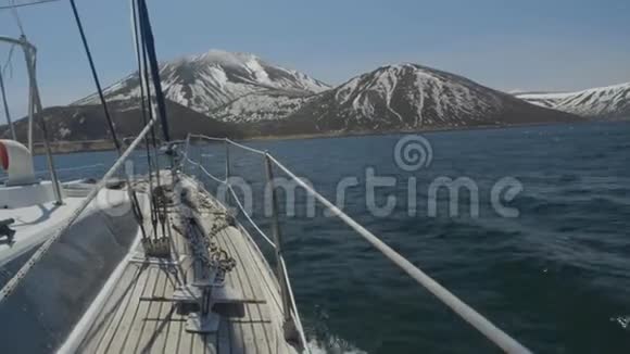 从海上的帆船和雪山的角度视频的预览图