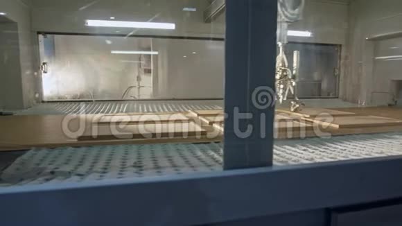 家具生产设施中的自动木画机器人视频的预览图