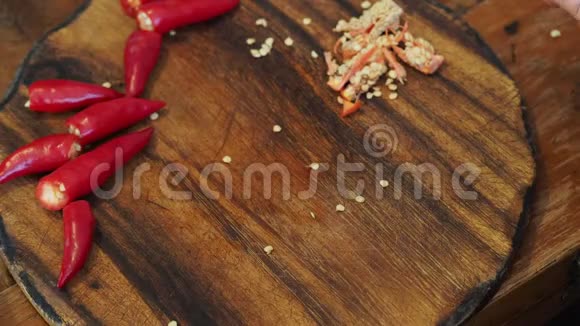烹饪前从新鲜的小红辣椒中取出种子视频的预览图