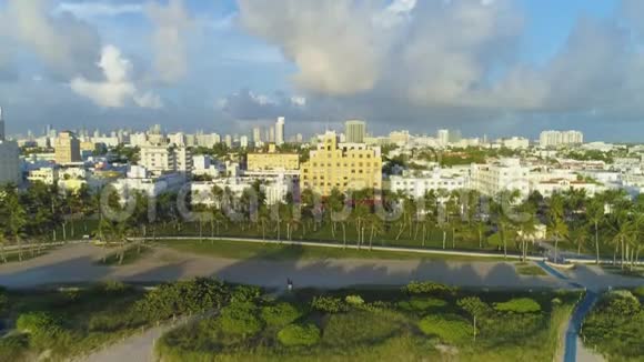 迈阿密海滩和迈阿密市中心城市天际线鸟瞰图视频的预览图