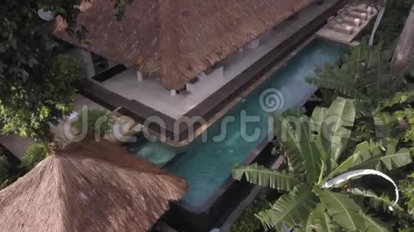从鸟瞰自然和温泉度假胜地出发在热带水疗中心的室外游泳池区域视频的预览图