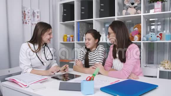 儿童青少年医师办公室检查患者医生测量青少年的体温视频的预览图