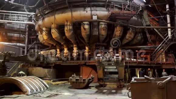 工业工厂设备带多管重工理念巨大的机器站在室内视频的预览图