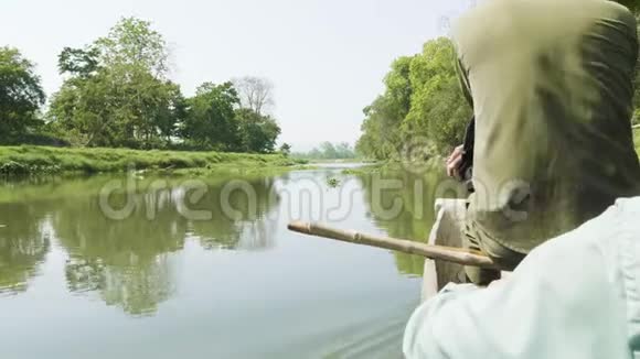 在尼泊尔基特万国家公园的雨林河中划舟视频的预览图