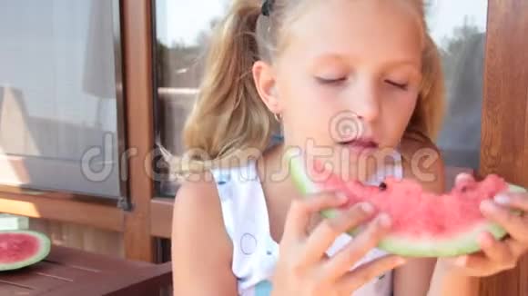 小女孩在户外吃西瓜视频的预览图