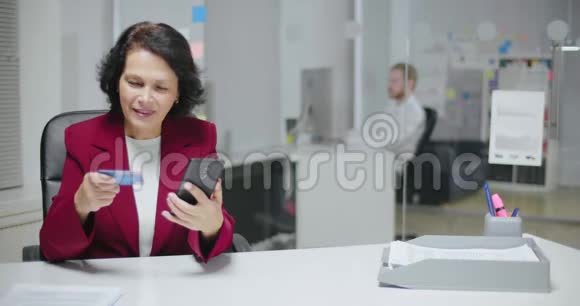 使用信用卡的成熟白种人妇女画像视频的预览图
