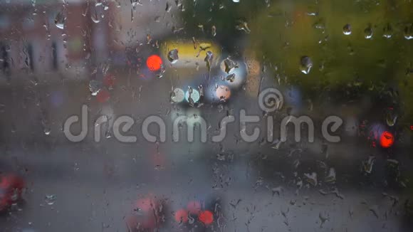雨秋的水滴滚滚窗外的景色视频的预览图