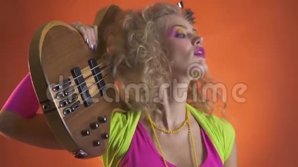 80年代复古的女人穿着五颜六色的衣服肩上扛着吉他视频的预览图
