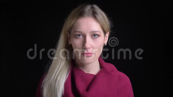 在镜头前拍摄的年轻漂亮的白种人女性悲伤沮丧的特写镜头背景是孤立的视频的预览图