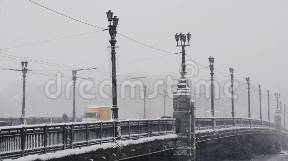 冬季恶劣天气降雪冰雪覆盖的城市大桥视频的预览图