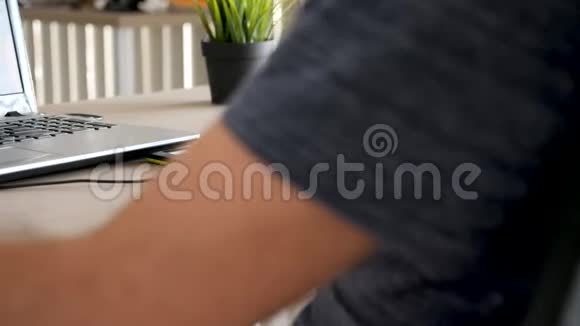男人手握笔在数码平板电脑上画画视频的预览图