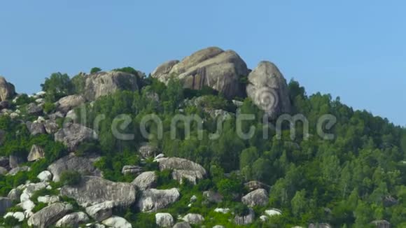 蓝天背景上山峰上的大石头克利阿天幕上山顶上的大石头视频的预览图