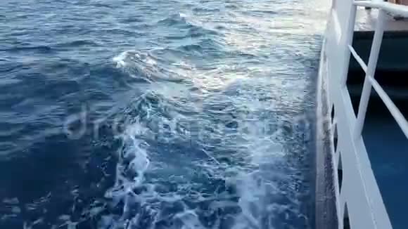 船在海浪中航行波浪偏离了船视频的预览图