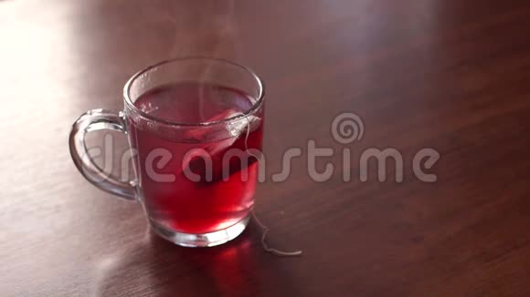 用热水和花红茶特写杯子视频的预览图