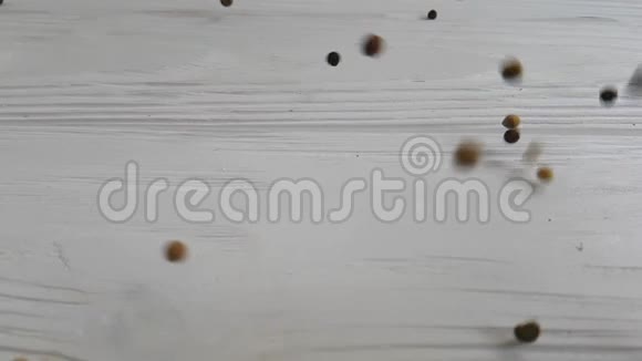 黑胡椒豌豆香料苍蝇白色背景视频的预览图